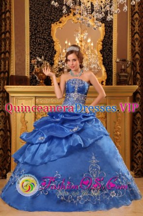 Bedford Massachusetts/MA Strapless Quinceanera Dress Clearance With Beading and Appliques Decorate Ball Gown