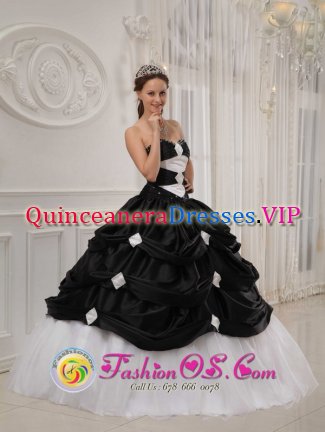 Skien Norway Customize Black and White Pick-ups Quinceanera Dresses With Beading Taffeta and Tulle gown