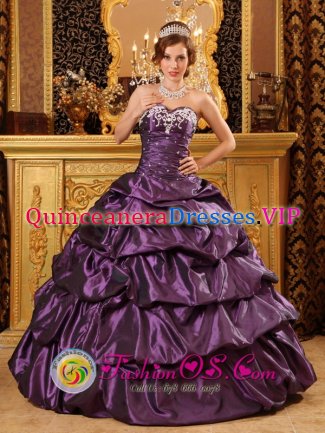 Cintruenigo Spain Custom Made Taffeta Dark Purple Sweetheart Appliques and Pick-ups for Quinceanera Dress