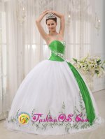 Ancud Chile The Super Hot White and green Sweetheart Neckline Quinceanera Dress With Embroidery Decorate