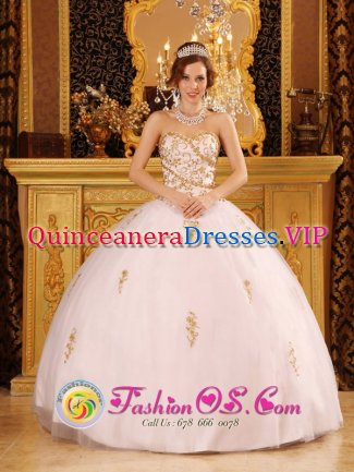 Whitehead Antrim Elegant Appliques Decorate Bodice White Quinceanera Dress For Sweetheart Tulle Ball Gown