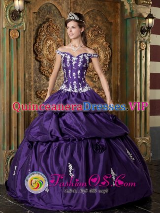 Sweet Off Shoulder Taffeta Quinceanera Dress For Sweet 16 Quinceanera With Appliques Decorate in Mentone Alabama/AL