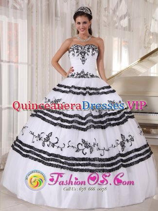 White and Black Quinceanera Dress in Tartagal ArgentinaWith Sweetheart Neckline Embroidery Decorate floor length ball gown