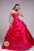 Aldeburgh East Anglia Sweetheart Appliques Decorate Pick-ups Inspired Red Quinceanera Dress