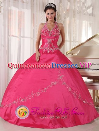 Neuss Fabulous Red Taffeta Halter Top and Appliques Decorate Bodice For Quinceanera Dress Ball Gown