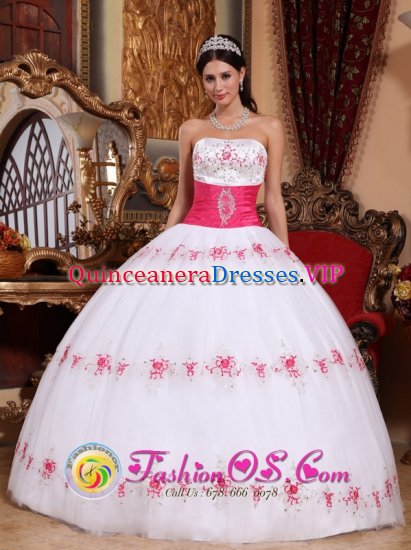 Silverthorne CO White Strapless Taffeta and Tulle Appliques Floor-length Modest Quinceanera Dress - Click Image to Close