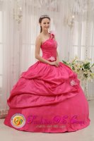 Rockford Illinois/IL Modern Hot Pink Stylish Quinceanera Dress With One Shoulder Neckline Beading and Pick-ups Decorate