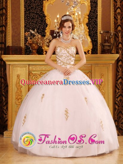 Elegant Appliques Decorate Bodice White Quinceanera Dress For Sweetheart Tulle Ball Gown IN Colne Lancashire - Click Image to Close