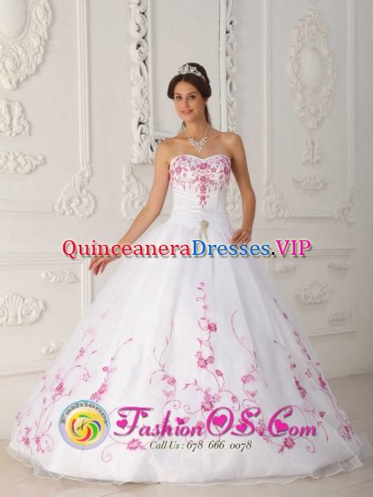 Beaumont Texas/TX Sweetheart Strapless Satin and Organza With Embroidery Cute White Quinceanera Dress Ball Gown - Click Image to Close