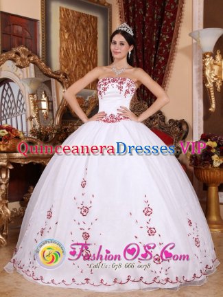 Matawan New Jersey/ NJ Exquisite Embellished White Strapless Organza Quinceanera Dress With Embroidery Decorate