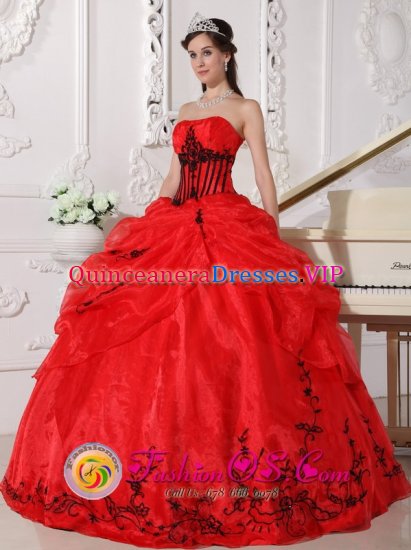 Chugiak Alaska/AK Beautiful Red Quinceanera Dress For Strapless Floor-length Organza With black Appliques Ball Gown - Click Image to Close