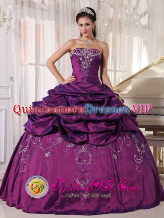 Manaure colombia Beautiful Strapless Embroidery Quinceanera Dress For Eggplant Purple Floor-length Ball Gown with Pick ups