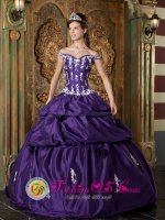 Wayzata Minnesota/MN Sweet Off Shoulder Taffeta Quinceanera Dress For Sweet 16 Quinceanera With Appliques Decorate