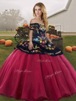 Off The Shoulder Sleeveless Vestidos de Quinceanera Floor Length Embroidery Red And Black Tulle