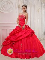 Taffeta For Beautiful Red Quinceanera Dress and Sweetheart Beaded Decorat bodice With Appliques Ball Gown In Falkirk Central(SKU QDZY303y-7BIZ)