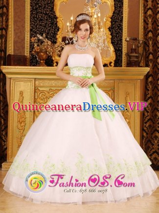 Highland Village TX Discount White Quinceanera Dress Strapless Organza Appliques with Bow Decorate Bodice Ball Gown