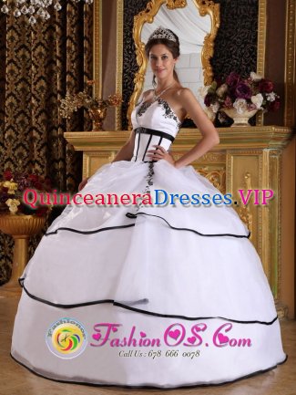 West Sussex Modest White Layered Organza Quinceanera Dress With Appliques Floor-length Lace-up