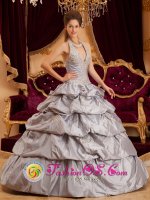 Chama New mexico /NM Appliques With Beading Decorate Bodice Romantic Gray Halter Taffeta Ball Gown Quinceanera Dress