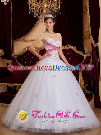 Andalusia Alabama/AL Pretty Strapless White and Fushcia Princess Quinceanera Dress With Sweetheart Appliques Decorate For Sweet 16 Party