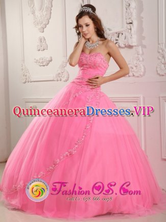 Fabulous Rose Pink For Classical Sweet 16 Quinceaners Dress Sweetheart and Appliques Ball Gown in Rio Rancho NM