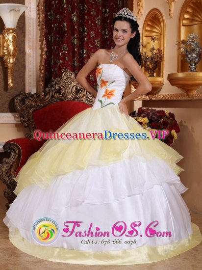 Chester Vermont/VT Romantic White and Light Yellow Quinceanera Dress With Embroidery Decorate - Click Image to Close