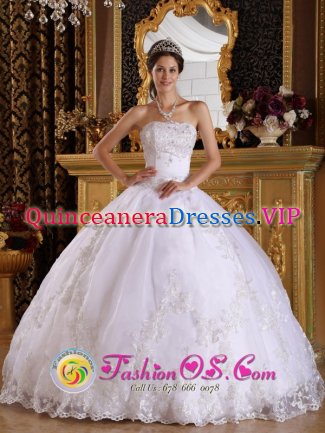 Popular Embroidery with Beading Decorate Lace White Quinceanera Dress In Halstead Kansas/KS