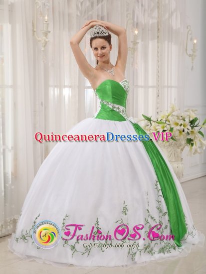 Yarmouth Maine/ME The Super Hot White and green Sweetheart Neckline Quinceanera Dress With Embroidery Decorate - Click Image to Close