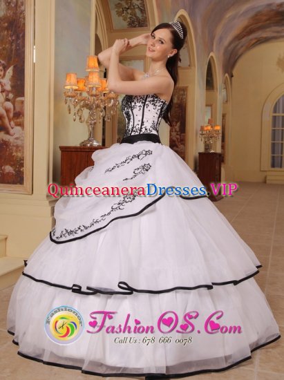 Pedernales Dominican Republic Exquisite Customize White Appliques Decorate Bust Strapless Sweet 16 Dress With Organza In South Carolina - Click Image to Close