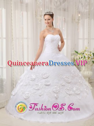 Custom Made Romantic Sweetheart White Mao Dominican Republic Quinceanera Dress With Organza Appliques And Flowers Ball Gown