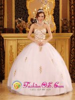 Elegant Appliques Decorate Bodice White Quinceanera Dress For Villa Altagracia Dominican Republic Sweetheart Tulle Ball Gown(SKU QDZY073y-2BIZ)