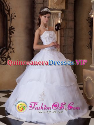 Duisburg Germany Pretty White Quinceanera Dress With Strapless Appliques Decorate Floor length Pick-ups Ball Gown