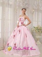 Jyvaskyla Finland Elegant A-line Baby Pink Appliques Decorate Quinceanera Dress With Strapless Taffeta