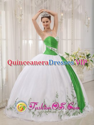 Anchorage Alaska/AK The Super Hot White and green Sweetheart Neckline Quinceanera Dress With Embroidery Decorate