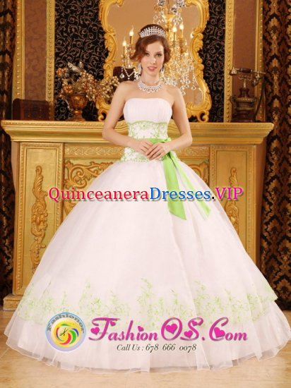 Sandy Utah/UT Discount White Quinceanera Dress Strapless Organza Appliques with Bow Decorate Bodice Ball Gown - Click Image to Close