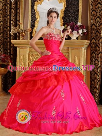 Chelmsford East Anglia Beading Decorate Bust Modest Red Quinceanera Dress For Sweetheart Taffeta Ball Gown