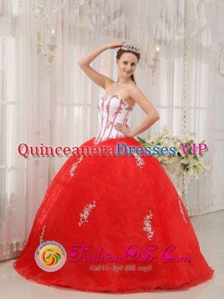 Great Yarmouth East Anglia White and Red Gorgeous Quinceanera Dress With Sweetheart Taffeta and Organza Appliques Decorate