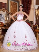 Exquisite Embellished White Strapless Organza Quinceanera Dress With Embroidery Decorate IN Brownsville Texas/TX