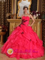 Eglinton Londonderry Beautiful Appliques Decorate Bodice Red Quinceanera Dress Sweetheart Floor-length Organza ruffles Ball Gown